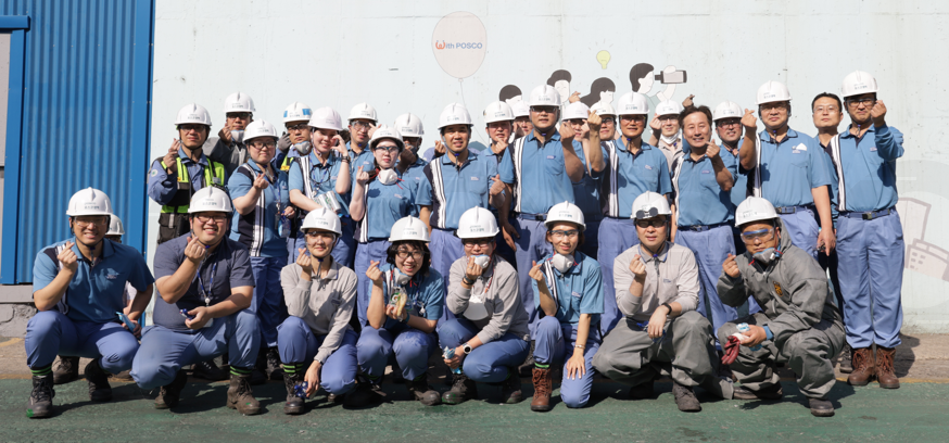 5월31일 알루미늄탈산제 공장 개선활동에 참가한 포스코엠텍 임직원들이 기념 촬영을 하고 있다.