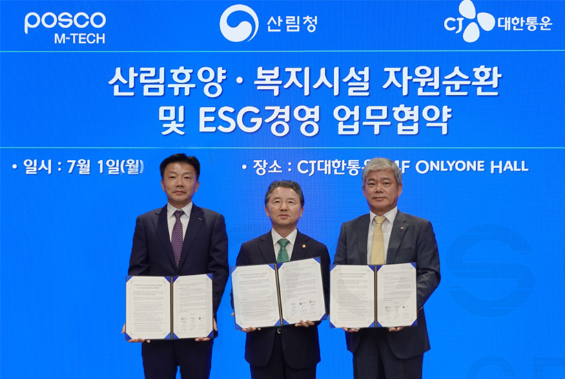 왼쪽부터 포스코엠텍 송치영 사장, 산림청 남성현 청장, CJ대한통운 신영수 대표