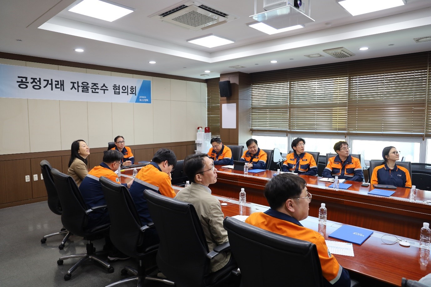 ▲ 포스코엠텍 대표이사 및 공정거래 자율준수협의회 참석자들이 공정거래 이슈사항을 경청하고있다.