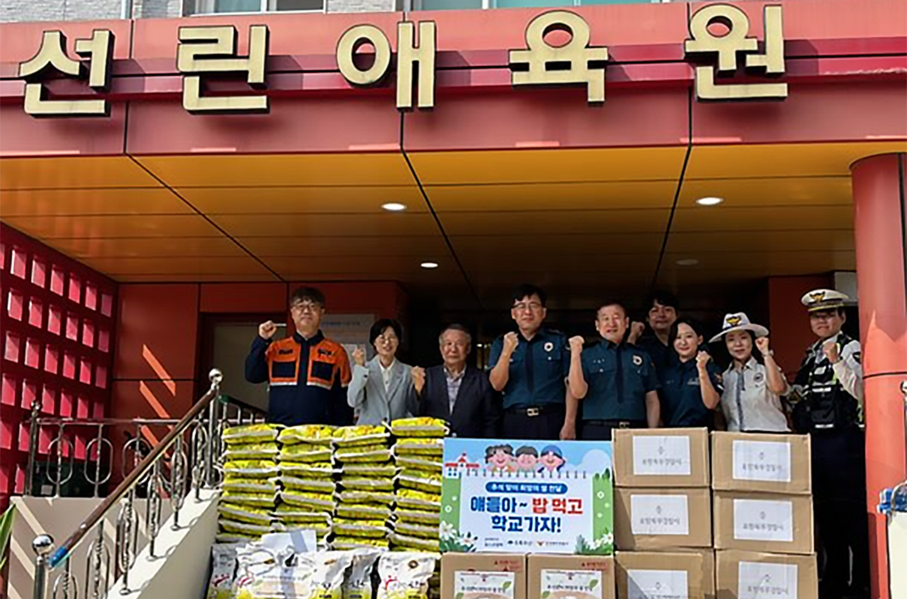 10월 2일 포항선린애육원에서 간식 전달 사진. 왼쪽부터 포스코엠텍 권영신 경영지원실장, 초록우산어린이재단 경북지역본부 박정숙 본부장 선린애육원 박정민 원장, 양덕파출소 이영호 소장, 범죄예방계 김중찬 경감 등이 참석했다.