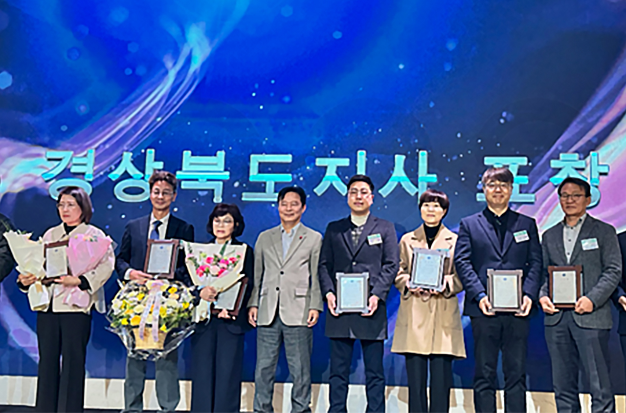 포스코엠텍이 12월 12일 안동 스탠포드호텔에서 열린 &lsquo;사회공헌활성화 시상식&rsquo;에서 지역사회공헌 우수기업으로 선정되어 경상북도지사 표창을 받았다. 사진 오른쪽에서 두번째, 포스코엠텍 권영신 경영지원실장